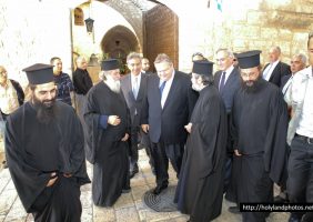 Mr Venizelos welcomed at the Patriarchate’s Gate