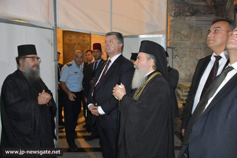 H.B. and Mr Poroshenko inspect restoration works on the Holy Aedicula